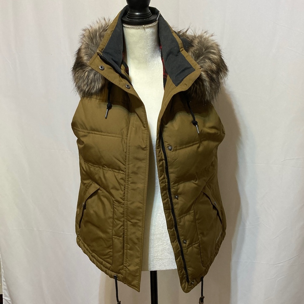 EDDIE BAUER SANDSTONE OLIVE NWOT FAUX FUR HOODED DOWN QUILTED PUFFER VEST